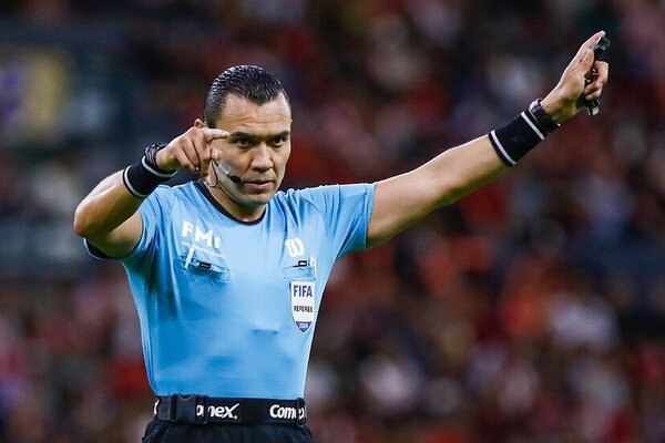 Sancionaron a un arbitro por pedirle un autógrafo a Lionel Messi - 1000 Noticias