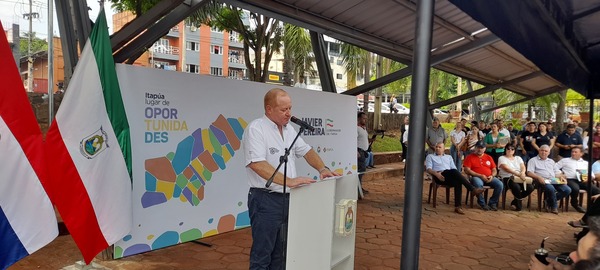 Gobernación de Itapúa presenta vehículos y entrega aportes a instituciones educativas y organizaciones