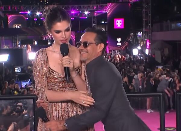 “Estoy trabajando, compórtate”: el anecdótico y romántico momento entre Nadia Ferreira y Marc Anthony en Premio Lo Nuestro