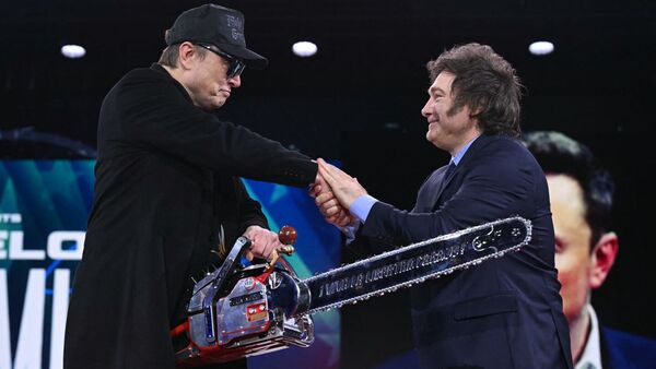 El presidente Milei le regala a Elon Musk una motosierra
