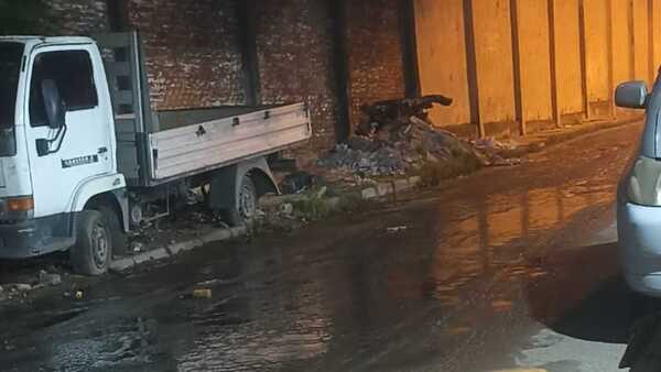 Cloaca y mal olor que salen de la cárcel de Tacumbú inundan las calles