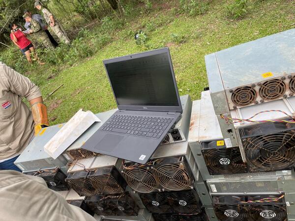 La Fiscalía se incautó de 52 máquinas en una criptominería ilegal en Laterza Cue, Caaguazu