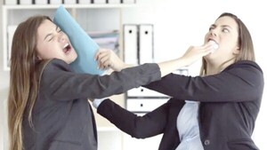 “Dos compañeras de trabajo se gustan de mí y compiten entre ellas"