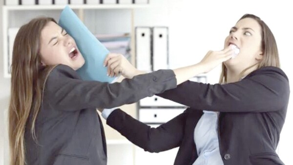 “Dos compañeras de trabajo se gustan de mí y compiten entre ellas"