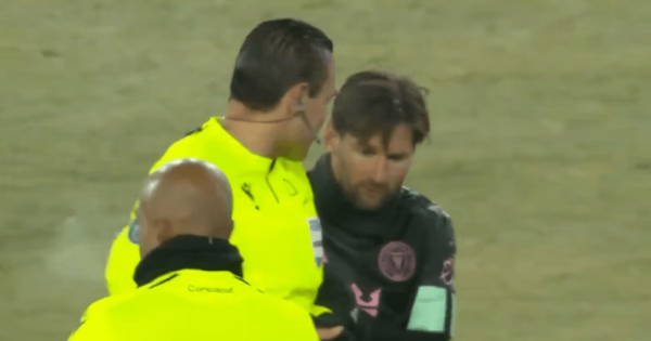 Árbitro recibe sanción por pedir autógrafo a Lionel Messi