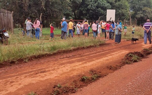 Padres se movilizan en Hernandarias contra el cierre de una escuela
