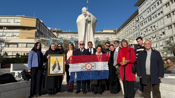 Con bandera paraguaya y la imagen de la Virgen de Caacupé, paraguayos rezan por el papa Francisco