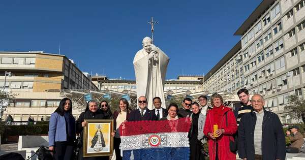La Nación / Con la Virgen de Caacupé, paraguayos rezan por la salud del Papa en el hospital donde está internado