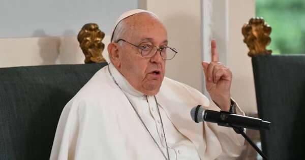 La Nación / El papa “no está fuera de peligro”