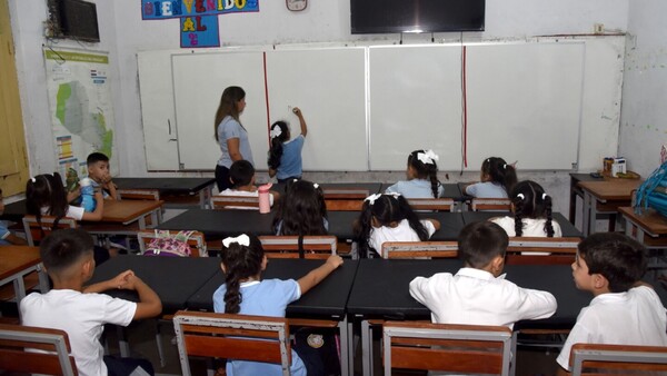 El 46% de alumnos no culminan la educación media, destaca informe