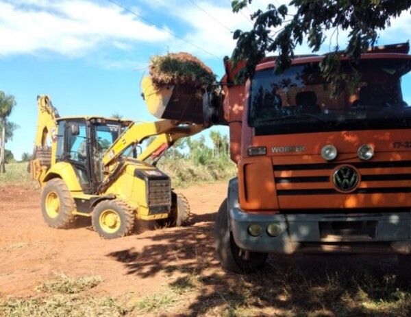 Mejoran caminos vecinales en cuatros distritos del departamento de Paraguarí - .::Agencia IP::.