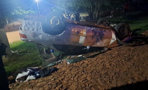 Vehículo chocó, volcó y luego su conductor se dio a la fuga