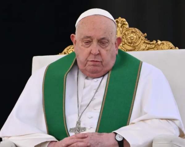 Vaticano confirma que el Papa seguirá internado al menos una semana más