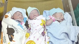 “Mba’etekópa son mellizos, dijimos, y llegaron tres”
