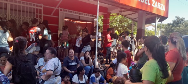 Masiva concurrencia para exámen médico para ficha escolar en el B° San Pedro