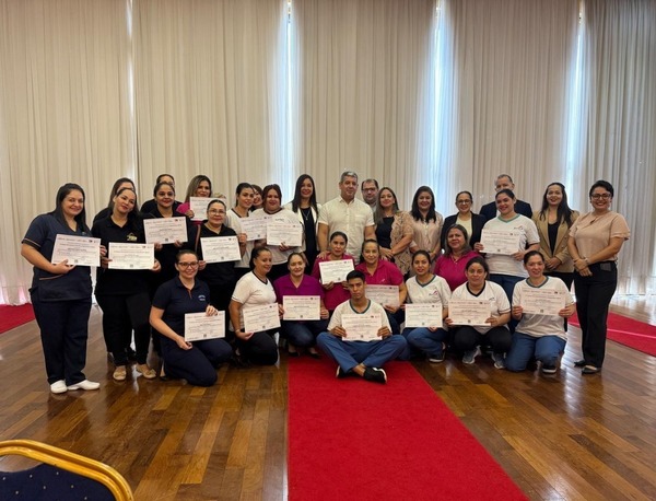 Entregan certificados de competencias en hotelería - La Clave