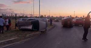 Diario HOY | Vehículos vuelcan tras accidente en la Costanera de Asunción