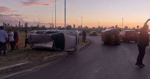 Diario HOY | Vehículos vuelcan tras accidente en la Costanera de Asunción
