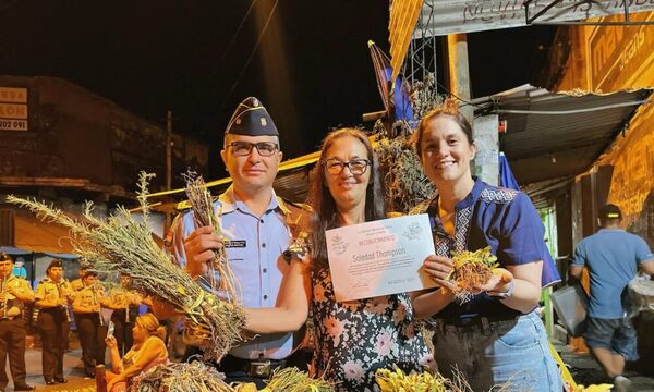 En pintoresco acto distinguen a yuyeras por el Día del Tereré