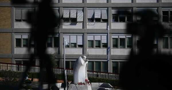 La Nación / Tras crisis asmática, el papa Francisco continúa en estado crítico, informó el Vaticano