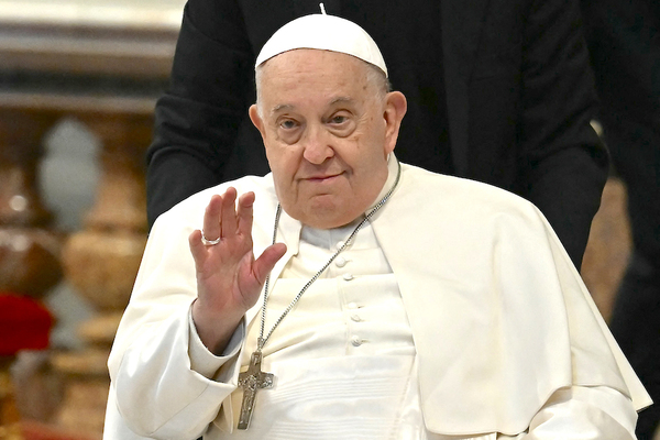 (Video) El mundo católico en vilo: la salud del papa empeora y fieles están en cadena de oración