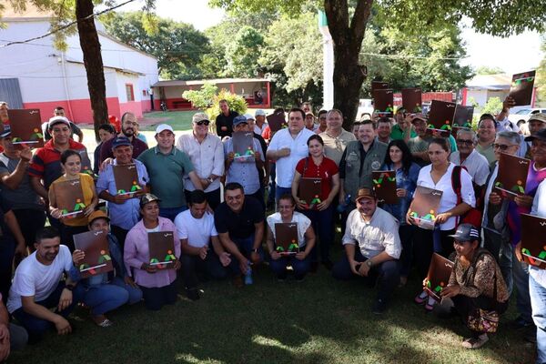 Colonos de Paso Yobái recibieron 60 nuevos títulos de propiedad