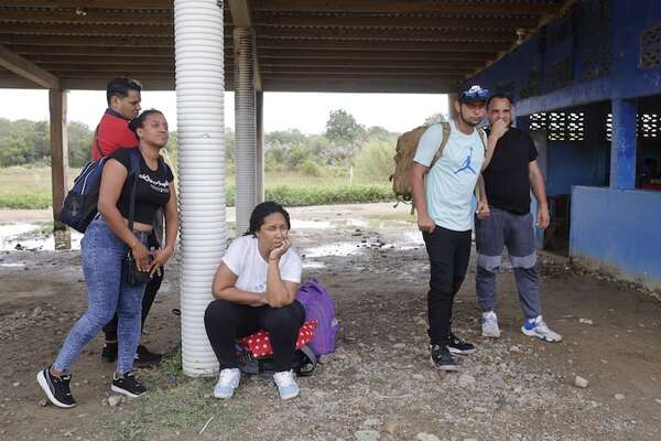 Una niña venezolana muerta y 20 rescatados en naufragio de lancha con migrantes en Panamá - Mundo - ABC Color