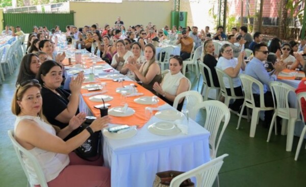 Docentes del CEM serán los mejores remunerados del país, según Prieto