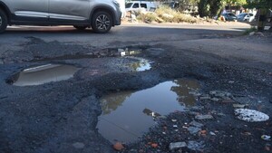 Pese a reclamos, Nenecho no da pistas claras sobre uso de bonos