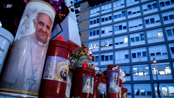 El papa Francisco pasa una noche tranquila y descansó tras una crisis respiratoria