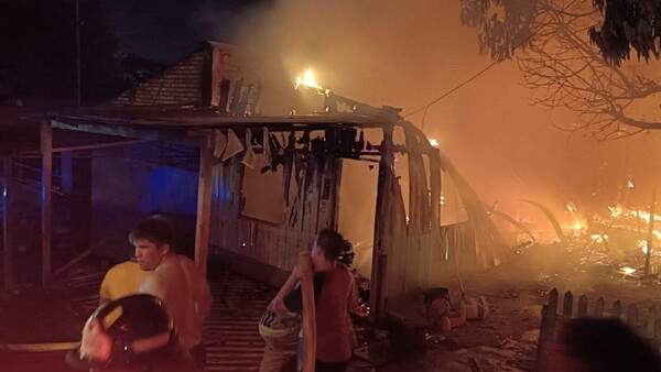 Colilla de cigarrillo provoca incendio y consume una vivienda de madera en Minga Guazú