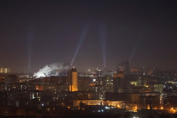 Rusia lanzó el mayor ataque con drones contra Ucrania en vísperas del tercer aniversario de la invasión - ADN Digital