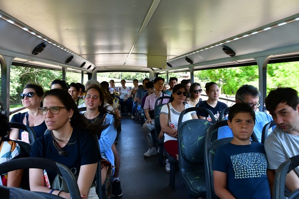 Turistas disfrutan de imponentes vistas de Itaipu con bus panorámico de la Entidad - .::Agencia IP::.