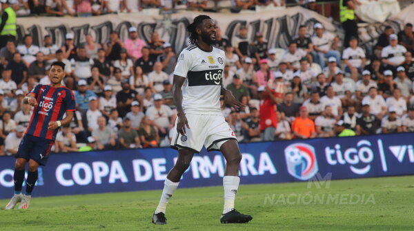 Versus / Emmanuel Adebayor apareció en la previa del superclásico