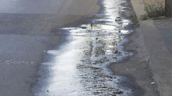 Denuncian que un motel tira agua del jacuzzi en la calle