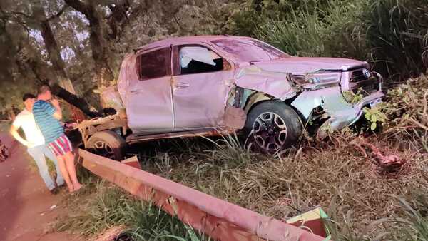 Conductor ileso tras chocar contra columna de la Ande en Hernandarias - ADN Digital