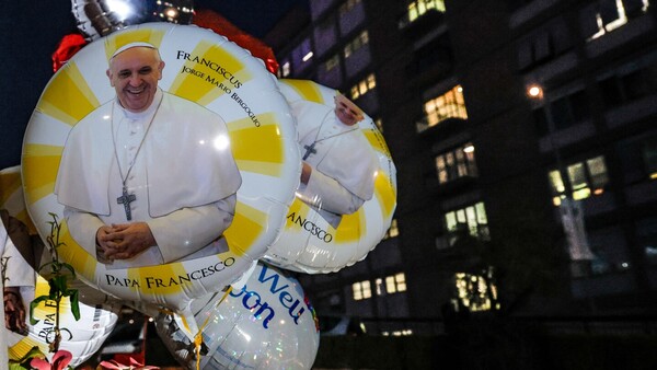 El papa sigue en estado crítico, presenta una insuficiencia renal leve y necesita oxígeno