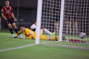 Versus / Redes adelanta a Olimpia luego de un tremendo pase de Benedetto y error de Gatito