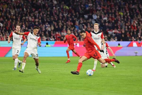 Bayern golea al Eintracht y mantiene a distancia al Leverkusen - Fútbol Internacional - ABC Color