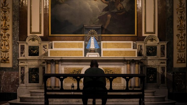 Papa Francisco sigue con cuadro crítico, pero pasó bien la noche y está descansando