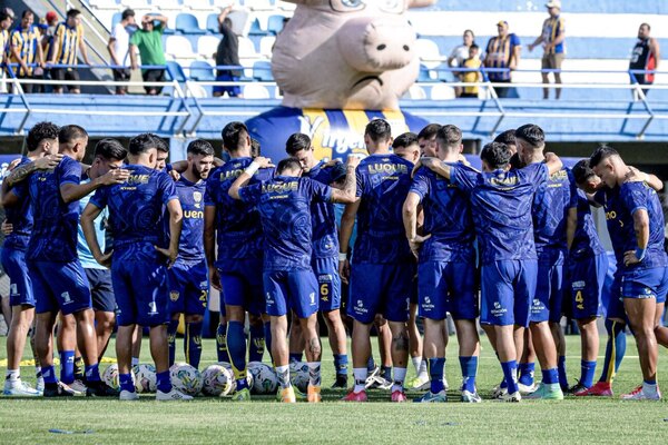 Versus / Morínigo envía a cuatro jugadores a la reserva de Luqueño