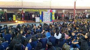 Colorido y bullicioso inicio de clases en Luque •