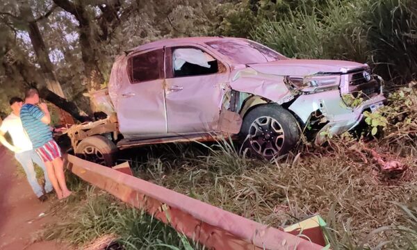 Camioneta queda destrozada luego de chocar contra columna de la ANDE en Hernandarias – Diario TNPRESS