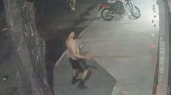 Superclásico deja herido a policía y caos en barrio Sajonia