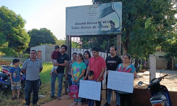 Padres protestan porque escuela no habilita el 7° Grado en Km 12 Acaray