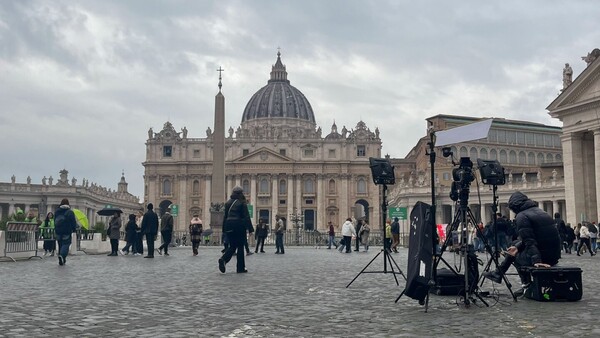 El Papa sigue con su tratamiento, su humor es bueno y el Vaticano organiza rezo del rosario