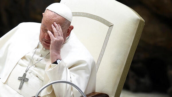El Papa Francisco sigue en estado crítico y pasó "una buena noche", según el último parte médico