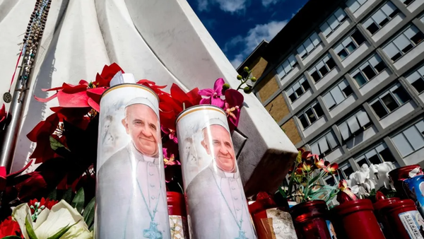 El Papa: Crítico y con insuficiencia renal