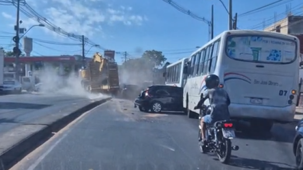 Video: Camión se queda sin frenos y provoca múltiple choque sobre ex Acceso Sur