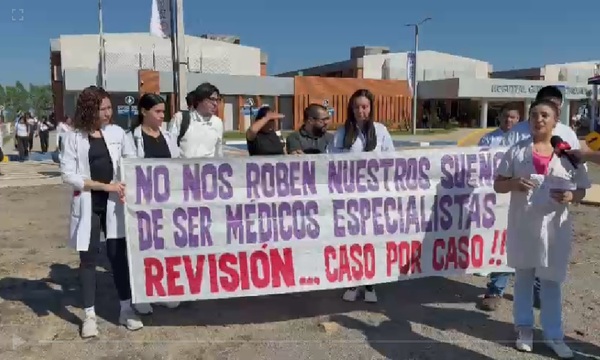 Médicos protestan por irregularidades en el examen del CONAREN para el Gran Hospital - OviedoPress